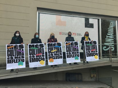 La consejera de Cultura, Àngels Ponsa, en el centro, durante la presentación de la campaña ‘Més cultura' frente a la sede de su departamento.