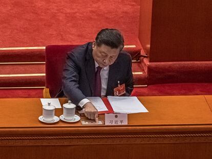 El presidente chino, Xi Jinping, presiona el botón para votar sobre la reforma del sistema electoral en Hong Kong, este jueves.