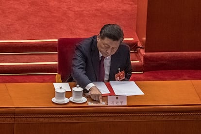 El presidente chino, Xi Jinping, presiona el botón para votar sobre la reforma del sistema electoral en Hong Kong, este jueves.