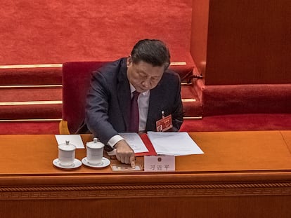 El presidente chino, Xi Jinping, presiona el botón para votar sobre la reforma del sistema electoral en Hong Kong, este jueves.