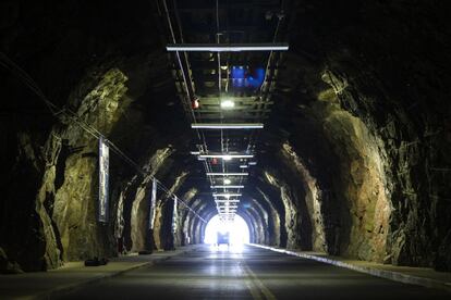 Entrada norte del NORAD en Colorado Springs. El búnker del complejo puede soportar una bomba nuclear de 30 megatones, un pulso electromagnético y ataques químicos, biológicos y radiológicos.