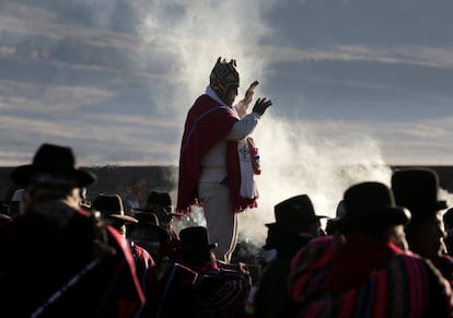 Un brujo aymara es visto durante una ceremonia que marca el solsticio de invierno, en las ruinas de Tiahuanaco, Bolivia.