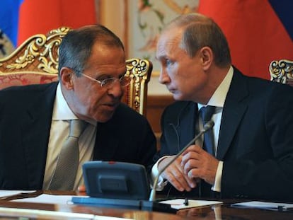 Putin, presidente ruso, con Lavrov, ministro de Exteriores, el jueves en Tayikist&aacute;n.