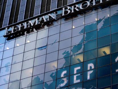 Un luminoso muestra la fecha en la sede mundial del fondo de inversión Lehman Brothers a los 10 años de la quiebra de la entidad.