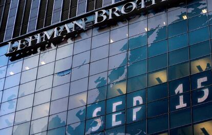 Un luminoso muestra la fecha en la sede mundial del fondo de inversión Lehman Brothers a los 10 años de la quiebra de la entidad.