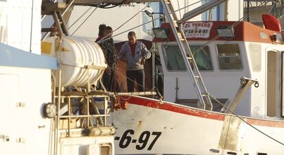 Uno de los pesqueros en el puerto de Barbate (C&aacute;diz).