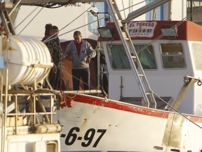 Uno de los pesqueros en el puerto de Barbate (C&aacute;diz).