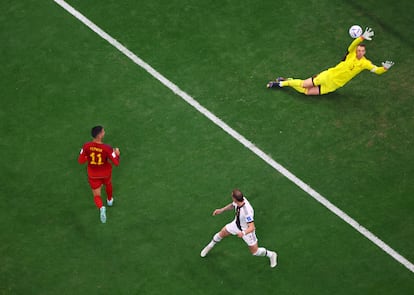 Ferrán Torres chutando a la portería defendida por Manuel Neuer.