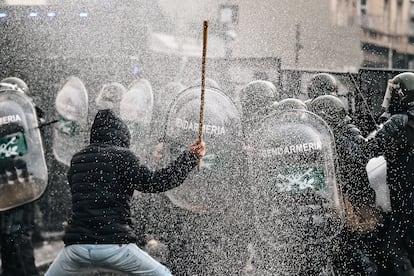 Un manifestante se enfrenta con agentes antidisturbios de la Gendarmería, este 12 de junio.