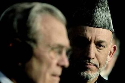 El secretario de Defensa estadounidense, Donald Rumsfeld (izquierda), junto al presidente afgano, Hamid Karzai.