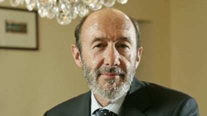 Rubalcaba: La 'esperanza blanca' de los barones