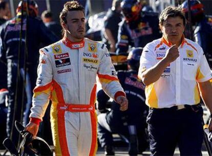 Fernando Alonso camina por el 'paddock' de Albert Park.