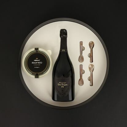 Despedir el año por todo lo alto: con 200 gramos de caviar ecológico Excellsius de Riofrío, una botella de champán Dom Pérignon Plénitude 2 y cuatro cucharillas madreperla. De Granada, se trata del primer caviar certificado ecológico en el mundo, fresco y suave, con el punto justo de sal para no ocultar sus variados matices marinos y a frutos secos. No contiene conservantes añadidos ni ha sufrido procesos de maduración u oxidación. Es el auténtico caviar fresco que comían los zares. Precio: 990 euros. www.caviarderiofrio.com.