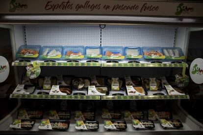 Expositor de bandejas de pescado, sushi y otros productos como hamburguesas en la sede de la empresa gallega.