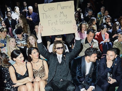 El famoso Dude with sign en el desfile de Dolce & Gabbana.