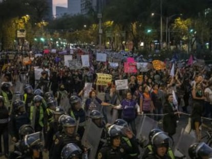 Miles de manifestantes exigen poner fin a la violencia machista, que acaba con la vida de 10 mujeres diariamente en el país