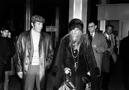 Belmondo llega al aeropuerto de Niza (Francia) junto a la actriz Ursula Andress, en 1968.