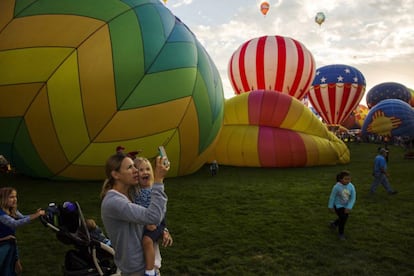 Madre e hija disfrutan del Festival Internacional de Globos Aerostáticos en Alburquerque, Nuevo México, el 3 de octubre de 2015.