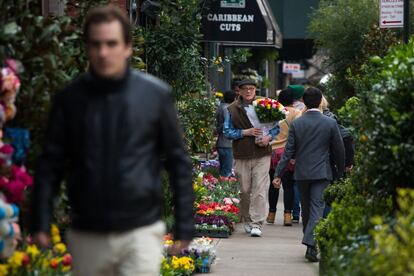 A customer carries roses in Manhattan&#039;s flower district in New York, U.S., on Thursday, March 24, 2016. With an El Nino in the equatorial Pacific, winter across the contiguous U.S. was the warmest in history, and new daily high temperatures were posted last week in Philadelphia, Trenton, Boston and New York&#039;s Central Park. Photographer: Michael Nagle/Bloomberg