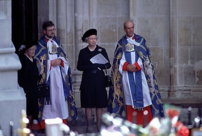 Otro momento difícil al que tuvo que enfrentarse la reina fue la muerte de Diana de Gales. Arreciaron las críticas por el tratamiento que la familia real había dispensado a la madre de los príncipes Guillermo, heredero al trono, y Guillermo. E incluso hubo voces que vieron una conspiración tras el accidente de tráfico que segó la vida de la conocida como princesa del pueblo.