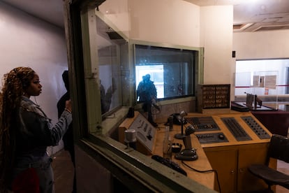 Turistas visitan la cabina de control del pabellón de celdas.