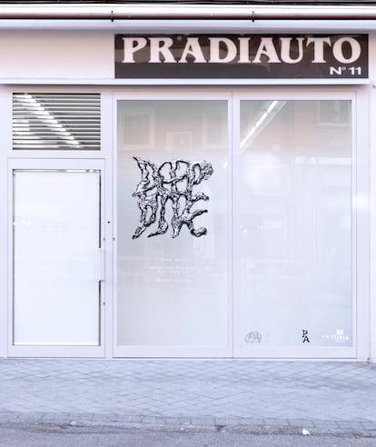 Fachada de la entrada de la galería Pradiauto, Madrid.