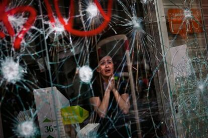 Siguiendo la máxima periodística de ser curioso por naturaleza, Emilio Morenatti, jerezano nacido en Zaragoza hace 43 años, coordinador de fotografía en España y Portugal para Associated Press, quiso saber quién se escondía detrás de esos cristales destrozados por los manifes- tantes enfrentados a la policía en Barcelona durante la huelga general del 29 de marzo de 2012. Tras disparar varias veces su cámara, corrió a conocer a Mireia, la dueña de una tienda para niños que contemplaba cómo su negocio se rompía en añicos. “No hay que conformarse con lo que te da la cámara. Lo que me movió a saber qué pasaba con Mireia, con esa mujer aterrorizada, no fue tanto el componente humano, sino la curiosidad. El instinto periodístico me llevó a querer conocer su drama, por qué decidió abrir la tienda aquel día. Y comprendí que ella no era una mujer desequilibrada, ni una provocadora, ni alguien que posaba para el fotógrafo. Sin el contexto, esta foto no habría sido la misma. Tampoco se habría respetado el periodismo que debe primar en nuestro trabajo documental. Ni se habría conocido el alcance de aquella escena”.