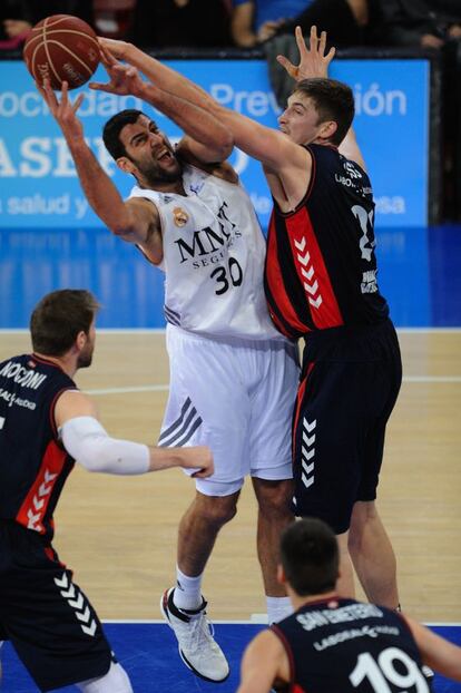 Bourousis ante Pleiss, a la derecha, en el partido de Vitoria