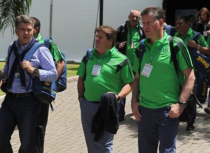 El seleccionador de México, Miguel Herrera (centro), llegando al centro del seminario.