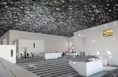 Interior de uma das salas do museu Louvre de Abu Dhabi. Apelidado como "o primeiro museu universal do mundo árabe", se situa na baixa Saadiyat Island, um centro de turismo e cultura em desenvolvimento a 500 metros da costa da capital dos Emirados Árabes Unidos.