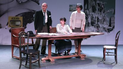 De izquierda a derecha, Pepe y Camila Viyuela y Elena González en la presentación de la lectura ‘La Paura!’ en el teatro Fernán Gómez de Madrid.