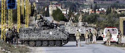 Soldados libaneses registran a civiles en un control militar a la entrada de Arsal cerca de la frontera siria. 