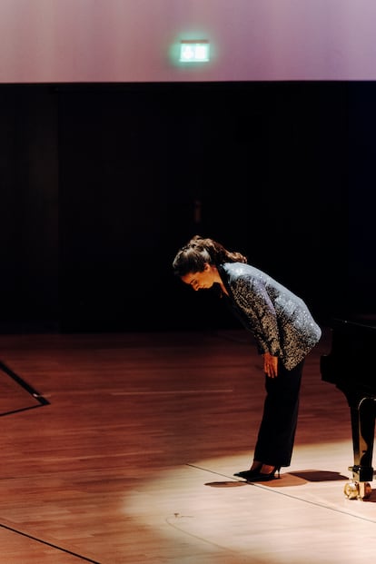 Yulianna Adveeva agradece los aplausos del público tras su interpretación de los Preludios y Fugas op. 87 de Shostakóvich.