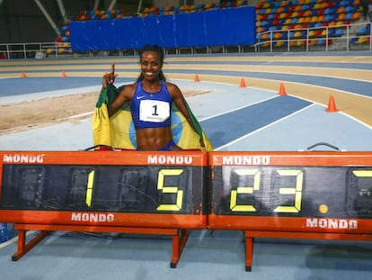 Dibaba celebra el r&eacute;cord mundial obtenido en Sabadell.