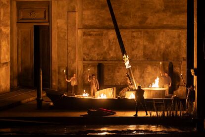 AFuego en el barco de Enzo Grimaldi al final del segundo acto de ‘La Gioconda’, el pasado miércoles en Nápoles.