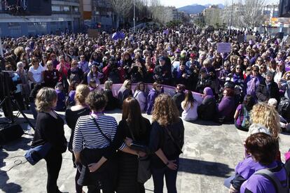 Vista general de la manifestación femenista del 8-M de Terrassa. 