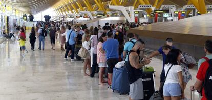 Viajeros en la zona de salidas de la T4, en el aeropuerto Adolfo Su&aacute;rez Madrid-Barajas. 