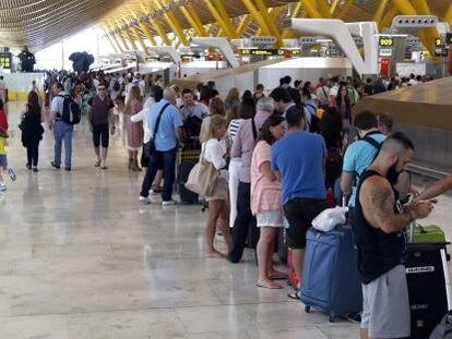 Viajeros en la zona de salidas de la T4, en el aeropuerto Adolfo Su&aacute;rez Madrid-Barajas. 