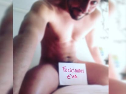 O ator espanhol Paco León mandou, por Twitter, essa foto para a humorista Eva Hache para comemorar seu milhão de seguidores. 'Frexting' com milhões de testemunhas