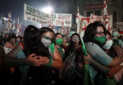 Manifestantes a favor de la interrupción legal del embarazo celebran la aprobación de la ley de laborto frente al Congreso de Buenos Aires, este miércoles por la madrugada.