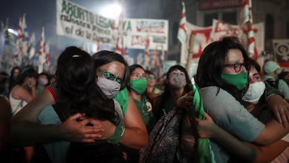 Manifestantes a favor de la interrupción legal del embarazo celebran la aprobación de la ley de laborto frente al Congreso de Buenos Aires, este miércoles por la madrugada.