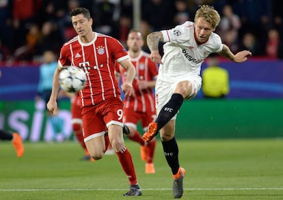El defensa del Sevilla Simon Kjaer despeja el balón ante la presencia del delantero del Bayern de Múnich Robert Lewandowski.
