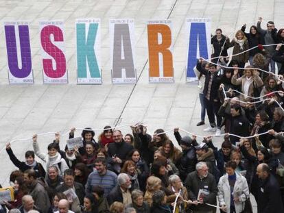 Varias personas celebran el Día del Euskera el pasado mes de diciembre en San Sebastián.