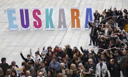 Varias personas celebran el Día del Euskera el pasado mes de diciembre en San Sebastián.