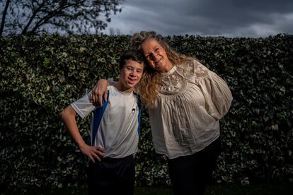 Cristina Pérez y su hijo Jaime, el jueves en su casa de Pozuelo de Alarcón (Madrid).