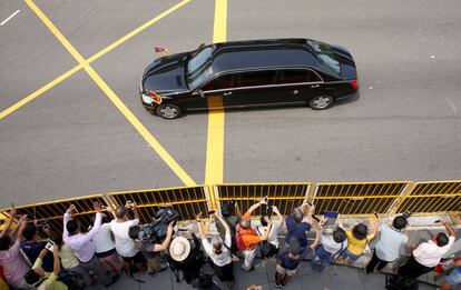 El coche oficial que traslada al líder norcoreano, Kim Jong-un, abandona el hotel Capella tras la histórica cumbre de más de cuatro horas con el presidente estadounidense, Donald J. Trump, en Singapur.