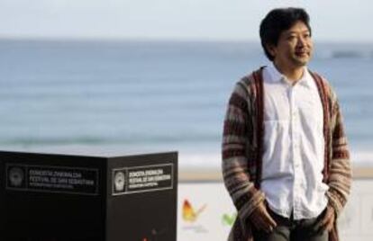 El prosuctor japonés Hirokazu  Kore-eda posa para los fotográfos en la Playa de la Concha en San Sebastián, hoy 21 de septiembre de 2013.