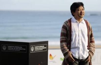 El prosuctor japonés Hirokazu Kore-eda posa para los fotográfos en la Playa de la Concha en San Sebastián, hoy 21 de septiembre de 2013.