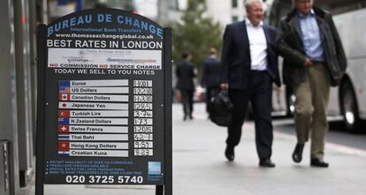 Informaci&oacute;n sobre la caida de la libra en una calle londinense tras el Brexit