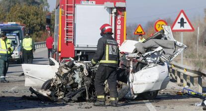 Un muerto y diecis&eacute;is heridos en el accidente de tr&aacute;fico en la localidad cordobesa de Palma del R&iacute;o en la carretera A-453.